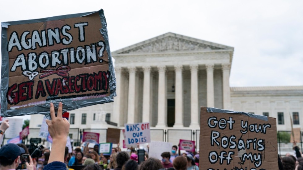 Demonstranter samlades utanför högsta domstolen i Washington DC efter att ett utkast läckt som pekar mot att HD kommer att riva upp rätten till abort.