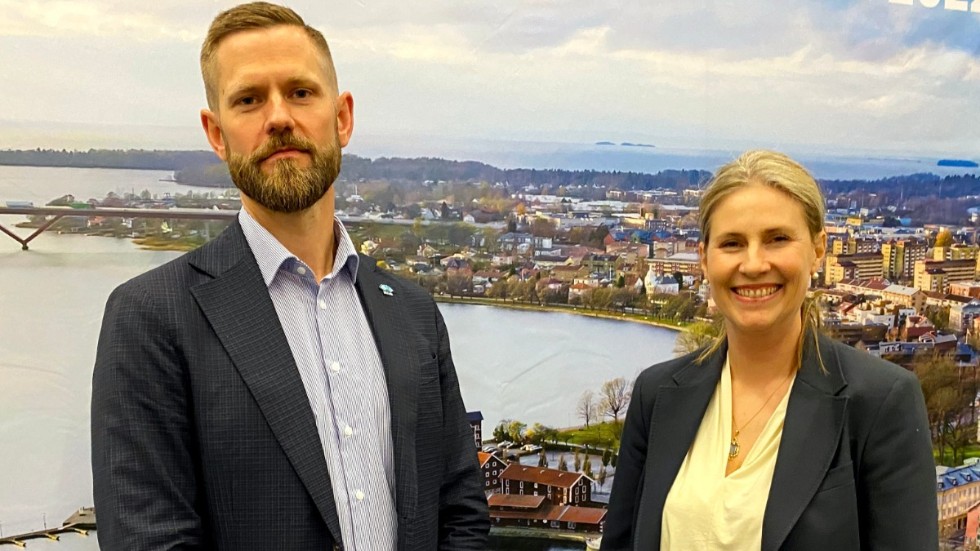 Moderaternas Mark Henriksson och Charlotte Widegren hoppas få fortsätta styra. I fokus står ekonomin och skolan.