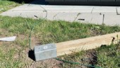 Skadegörelse i Rinmansparken: Robotstolpe omkullvält och metervis kabel uppsliten – innan gräsklipparen ens kommit