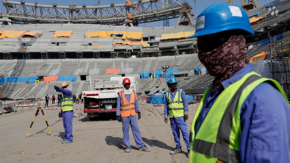 Arenabygge i Qatar inför fotbolls-VM. Nu kräver Amnesty att migrantarbetare ska ersättas av Fifa. Arkivbild.