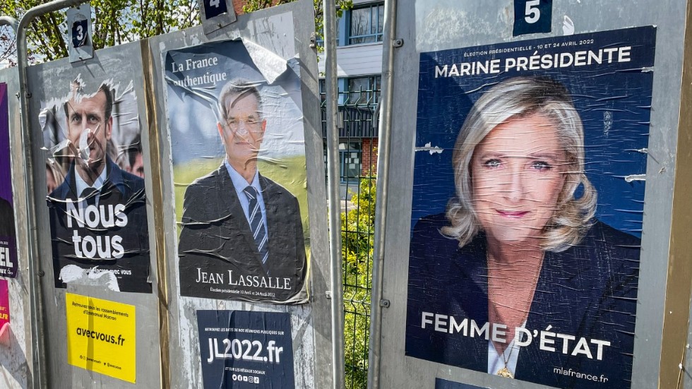 Emmanuel Macron, Jean Lassalle och Marine Le Pen är tre av kandidaterna i det franska presidentvalet. I nordfranska Hénin-Beaumont får Le Pens affischer sitta orörda - medan Macrons ofta rivs i bitar.