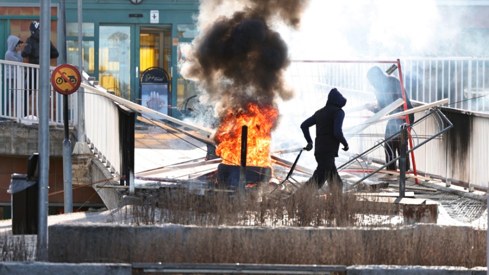 Bild från påskupploppen, här har några byggt en barrikad av brinnande bildäck och andra föremål i stadsdelen Navestad i Norrköping. Arkivbild.