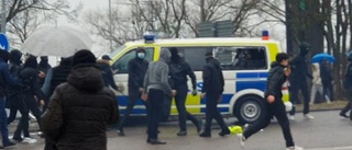 TV: Stenkastande demonstranter i Skäggetorp tvingar polisbil att lämna platsen