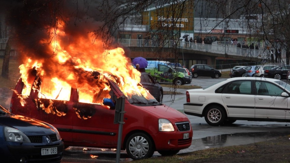 Vi kan aldrig acceptera eller förväntas förstå dessa kriminellas behov av att skada poliser och bränna polisbilar, skriver Håkan Larsson. Bilden från Navestad i påskhelgen.
