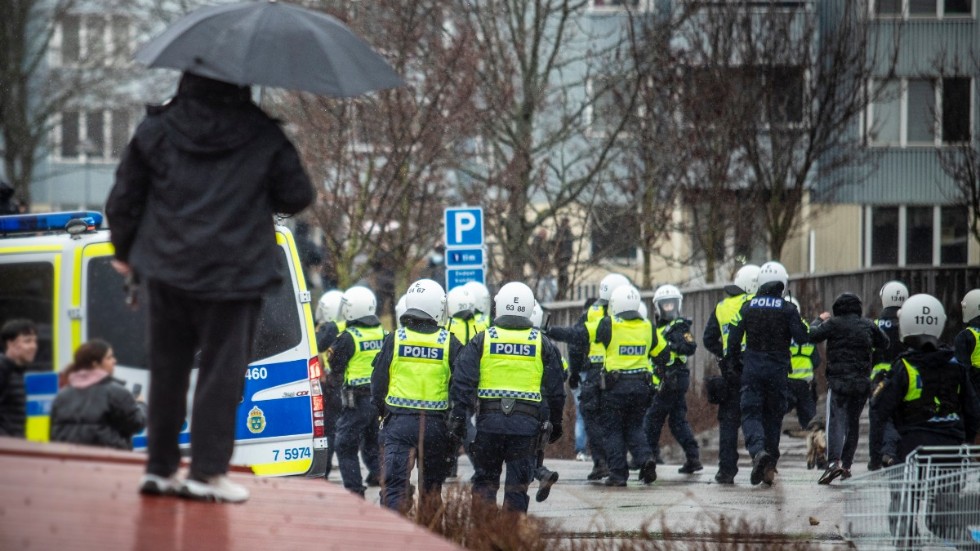 Polisen tvingades retirera och lämna Skäggetorp när upploppen på torsdagen blev allt för kaotiska.