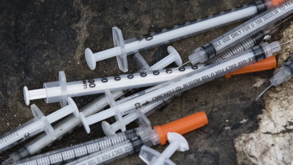 Heroin är den vanligaste drogen vid narkotikarelaterade dödsfall bland narkomaner i Sverige, visar en ny studie som bland annat gjorts av Rättsmedicinalverket. Här slängda kanyler efter heroinanvändning utomhus i USA. Arkivbild.