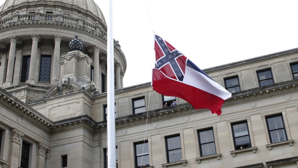 Mississippis delstatsflagga med en sydstatsflagga inkluderad vajar i vinden för sista gången vid kongressbyggnaden i Jackson.