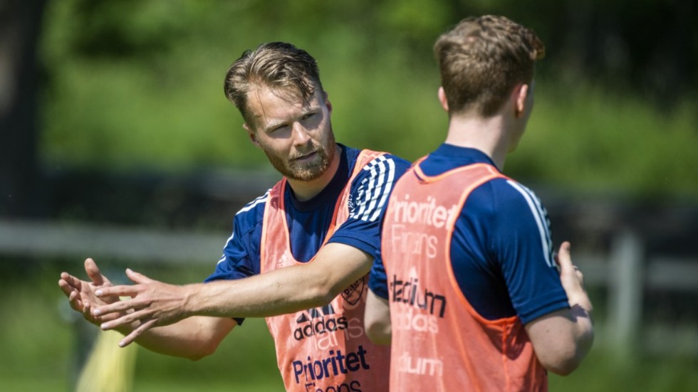 Småjusteringar räcker för att få ordning på regerande mästarlaget Djurgårdens spel, det säger mittbacken Jacob Une Larsson.