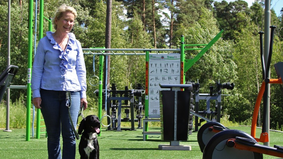 Eva Secheroch hunden Karsten brukar gå förbi gymmet, men har inte testat att träna där än.