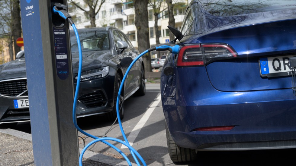 Jag håller med om att laddning av el-bilar på kommunala parkeringar borde avgiftsbeläggas, skriver signatuen "Klimatvän".

