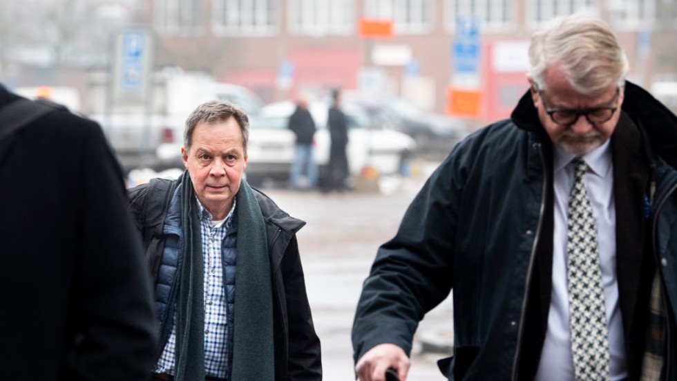 Karl Hedin anländer till Västmanlands tingsrätt i Västerås. I målet är två personer, en av dem företagsledaren Karl Hedin, åtalade för grovt jaktbrott, misstänkta för att ha jagat varg den 26 oktober 2018.