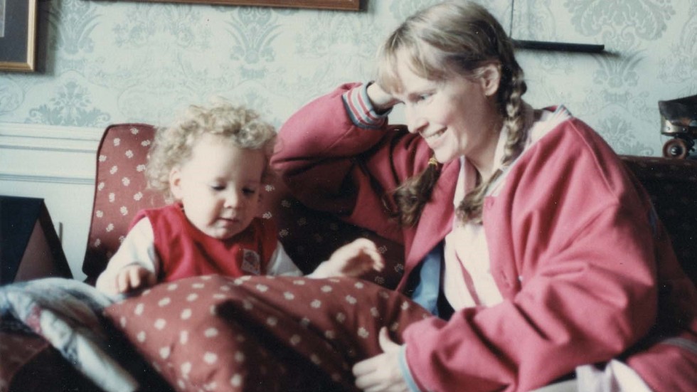 Mia Farrow och dottern Dylan som liten, ur dokumentären "Allen vs Farrow". Pressbild.