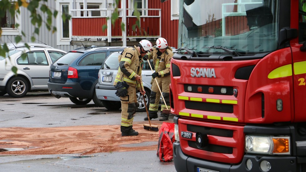 Man fick sanera parkeringsplatsen på Oskarsgatan efter bensinläckan.