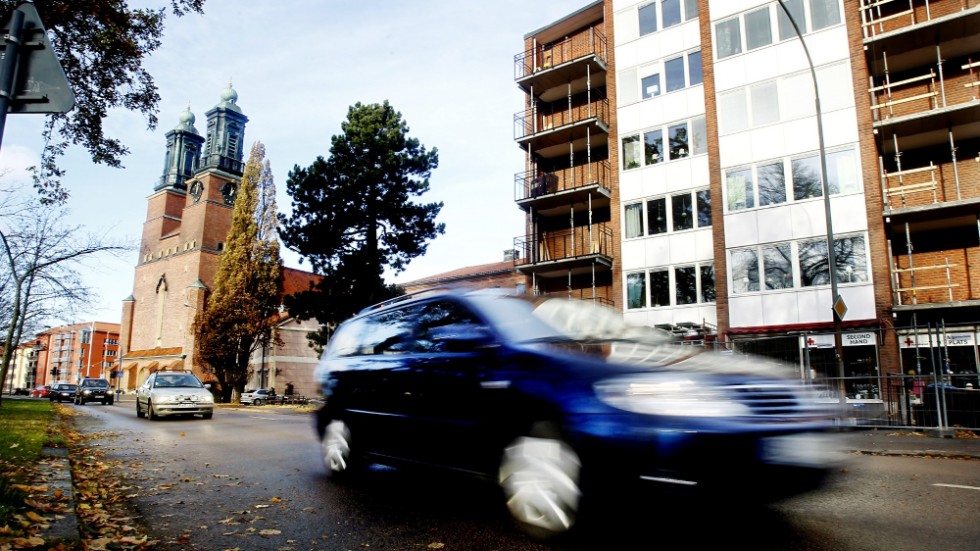 Kan det vara dags att göra något åt trafiken på Strandgatan som har 40 kilometer per timma begränsning? Skriver insändarskribenten.