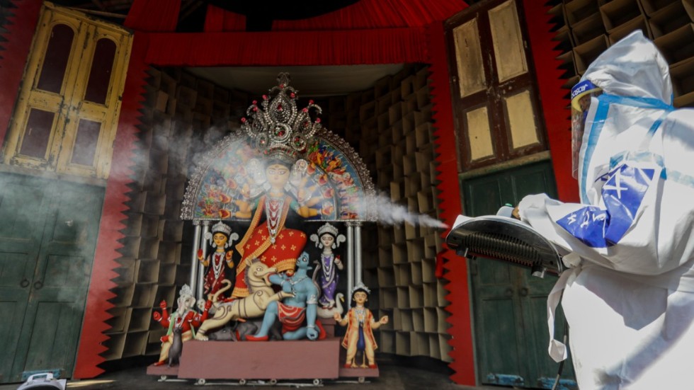 Ett altare i Calcutta som tillägnas den hinduiska gudinnan Durga blir sprejat med desinficeringsmedel. Durga Puja-festivalen hålls i delar av Indien den 22–26 oktober.