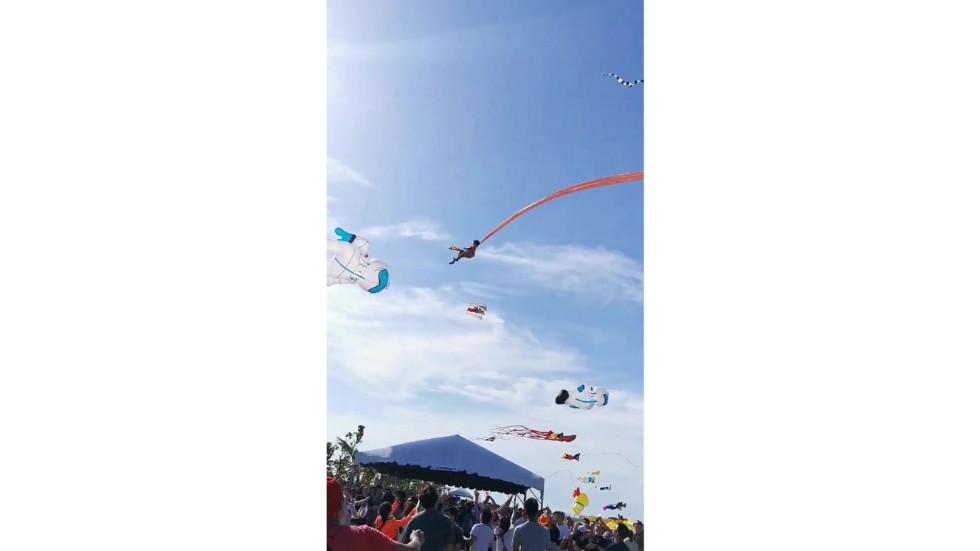 En åskådare på drakfestivalen i Hsinchu i Taiwan fotade treåringen som råkade lyftas 30 meter upp i luften av en stor drake.