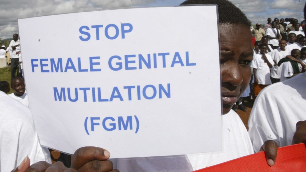En flicka protesterar mot kvinnlig könsstympning. Arkivbild