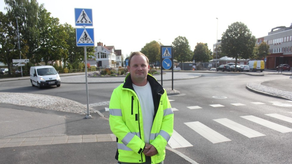 En ny skylt, som ska trygga cyklisterna, har dykt upp i centrala Hultsfred, vid rondellen, berättar Simon Råsbacken. Ett slags övergångsställe för cyklister där bilförarna har väjningsplikt mot cyklister. Finns inte skylten ska cyklisterna stanna.