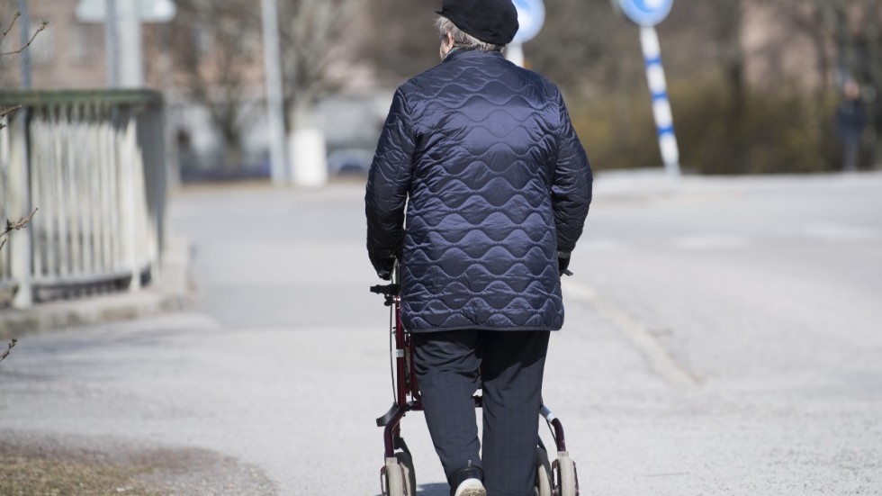 Alla ska kunna se fram emot en trygg ålderdom. 131 miljoner av tillskottet till Sörmlands kommuner ska gå till fler kunniga medarbetare och bättre arbetsmiljö i äldreomsorgen, skriver finansminister Magdalena Anderssson (S) med flera.