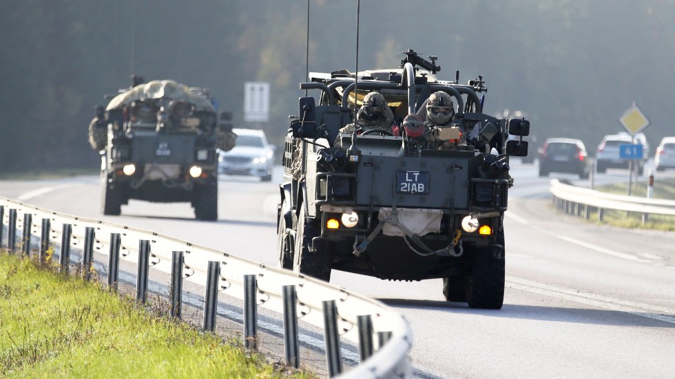 Militärfordon från länder i Nato körde sommaren 2021 genom västra Sverige på väg till en övning i Norge. 