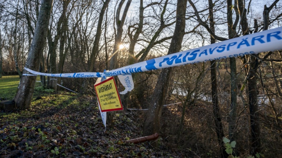 December förra året: Ett område utmed Vramsån i Tollarp spärras av. Strax därpå hittas den 20-åriga kvinnan död i ån. Arkivbild.