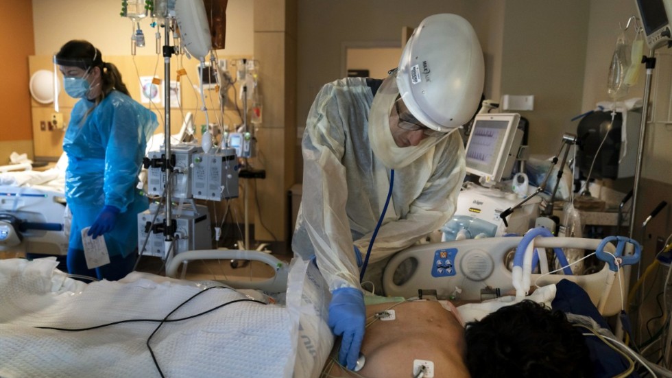 En läkare undersöker en covidpatient vid ett sjukhus i Los Angeles tidigare i november.