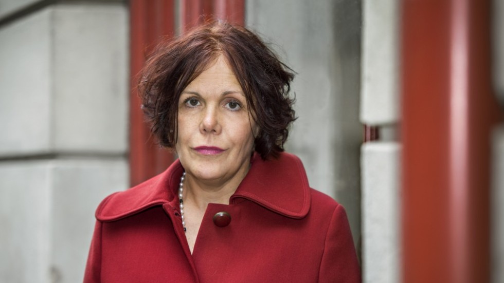 Christina Hesselholdt (född 1962) introducerades på svenska 2017 med romansviten "Sällskapet". Boken blev i Sverige en kritikersuccé. Samma år nominerades "Vivian" till Nordiska rådets litteraturpris.