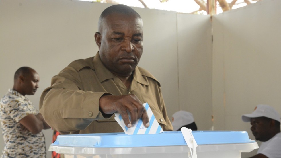 En man röstar i Tanzanias huvudstad Dodoma.