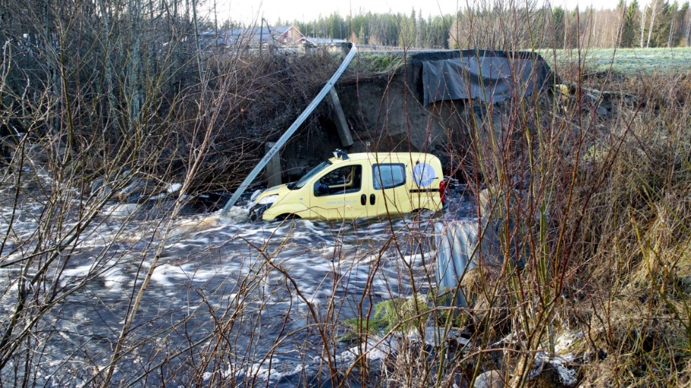 En postbil for ned i en ravin när en väg gav vika utanför Umeå natten till tisdag. Många vägar har rasat eller stängts av efter måndagens oväder.
