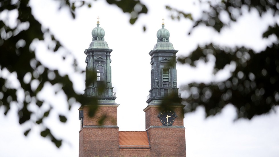 Tack Eskilstuna för att ni värnar om era kyrkogårdar och ej låter er influeras av Frestas församlings paragraf rytteri. Skriver insändarskribenten.