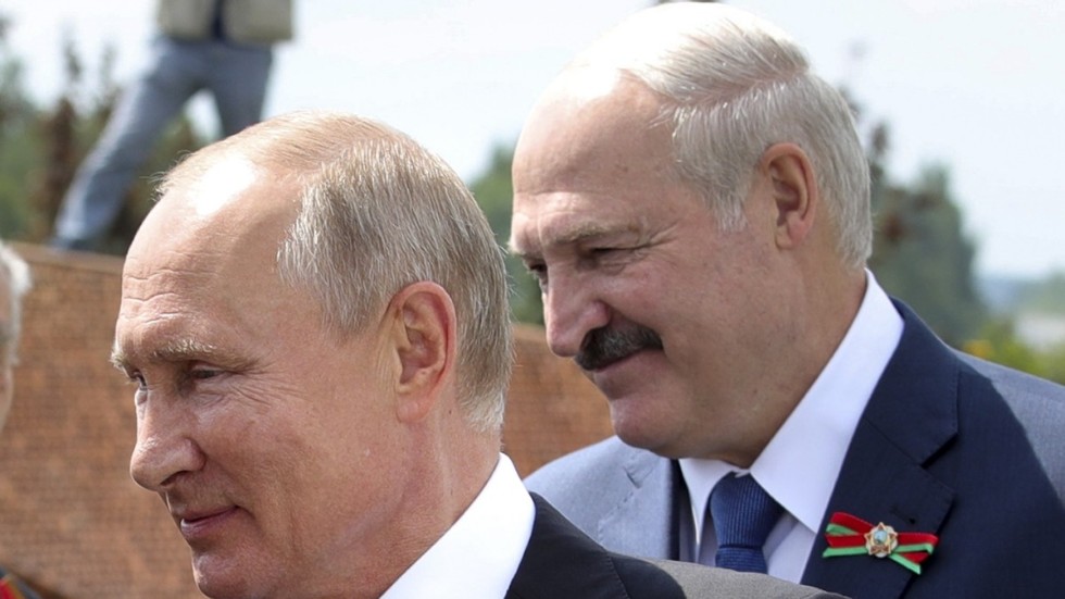 Rysslands Vladimir Putin och Belarus Aleksandr Lukasjenko under en invigningsceremoni av ett andravärldskrigsmonument i ryska Khorosjevo i juni 2020.