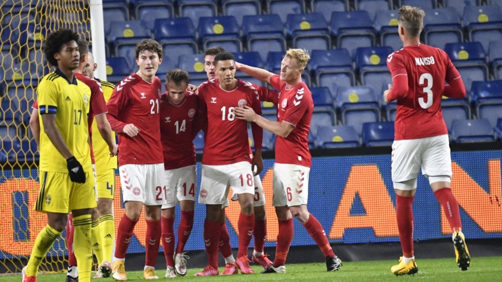 Danmarks Alexander Bah firar 2–0-målet i sin landslagsdebut.