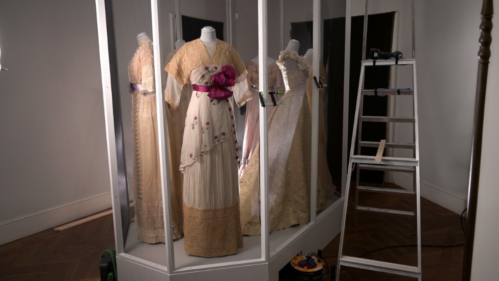 Adelsdamerna Anna Beck-Friis och Blanche Bondes klänningar står sida vid sida och visar bredden på Augusta Lundins modehus produktion.