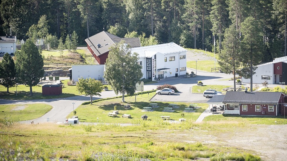 De stora campingplatserna i kommunen har alldeles för höga avgifter, skriver skribenten.