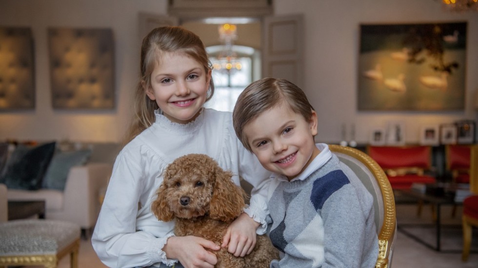 Hovets bild av kungabarnen och deras hund i samband med prinsessan Estelles nioårsdag.