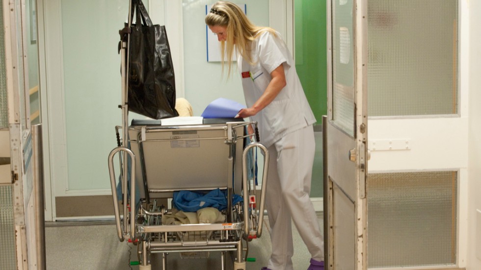 En undersköterska på akuten på Södersjukhuset. Regeringen föreslår nu att undersköterska ska blir en skyddad yrkestitel. Arkivbild.