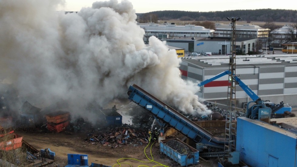 Branden vid Skrotcentralen i Boländernas industriområde orsakade kraftig rökutveckling.