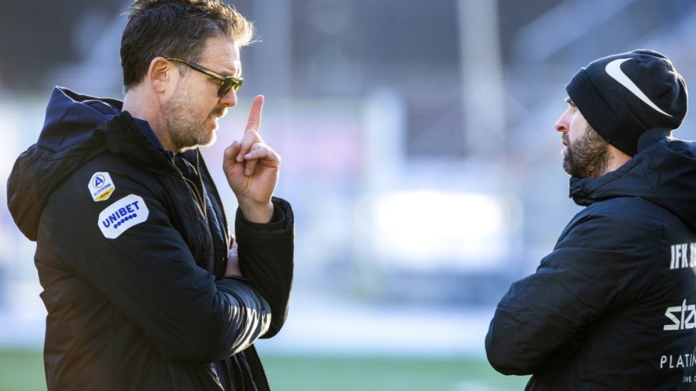 Rikard Norling i samtal med Mathias Florén, ny assisterande tränare. Florén spelade många år i IFK Norrköping och fanns med i Janne Anderssons stab när klubben tog SM-guldet 2015.