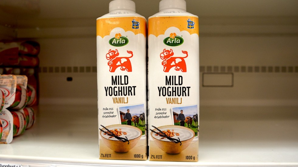 På Arlas yoghurtförpackningar syns bönder och kor från Flaka Mjölk utanför Gullringen. Men det är inte Flakas mjölk som finns inuti förpackningarna.