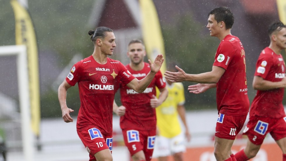 IFK Norrköpings Jonathan Levi, vänster, var en av spelarna som låg bakom serieledarens upphämtning borta mot Falkenberg.