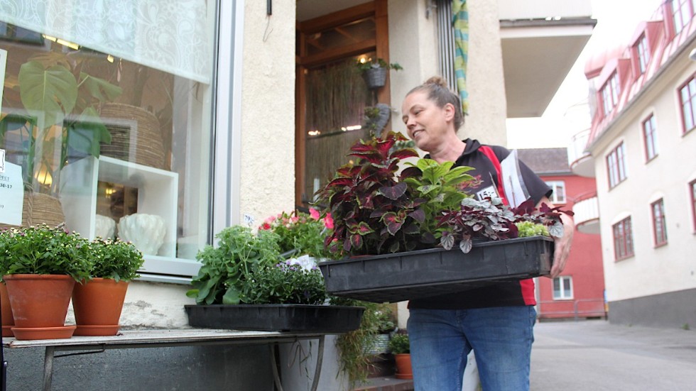 Madeleine Svensson jobbar på Lindeborgs Blommor i Vimmerby och är på väg att plocka ut växter. "Det märks att efterfrågan ökat".