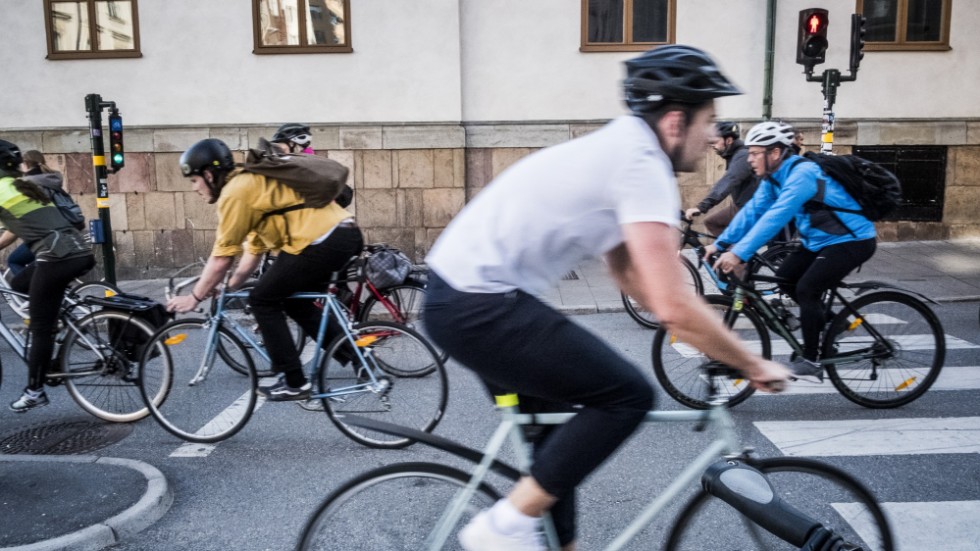 Det spelar ingen roll om de kommer från vänster eller höger, de cyklar utan att se sig för, skriver signaturen "Anarkistisk trafikmentalitet i Eskilstuna".