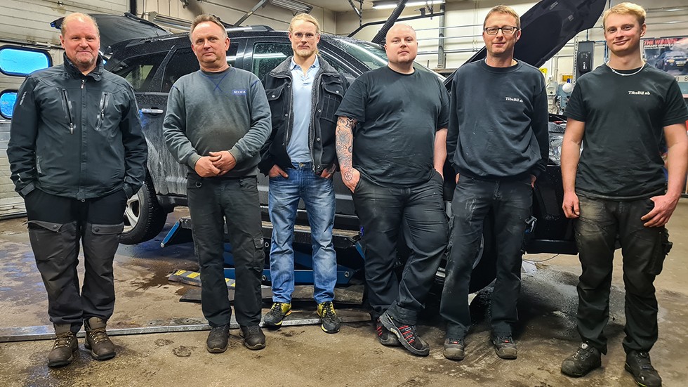 Gänget som arbetar på Tibs Bil. Från vänster: Jan Pettersson, Ulf Bergström, Linus Bergström, Per Johnsson, Pär Bergström, Jim Bergström