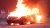 Personbil brann med öppna lågor