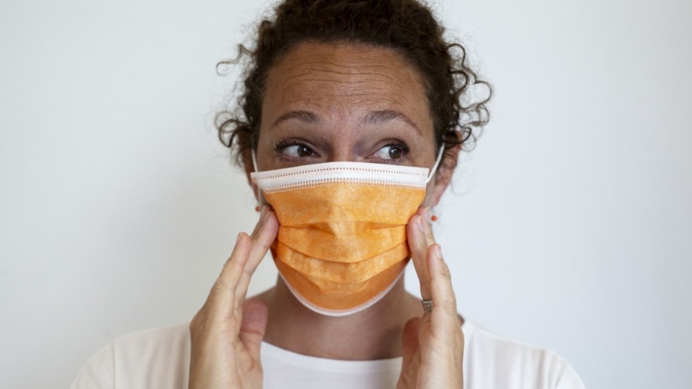 Signaturen Arg och ledsen uppmanar fler att använda munskydd för att minska risken för smittspridning.