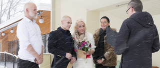Paret valde coronabröllop – gifte sig utomhus i snöstorm