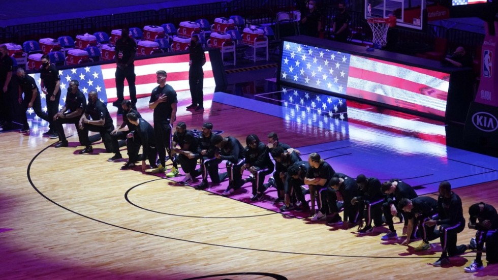 Spelarna i Boston och Miami knäböjde inför NBA-matchen i protest mot orättvisorna i USA.