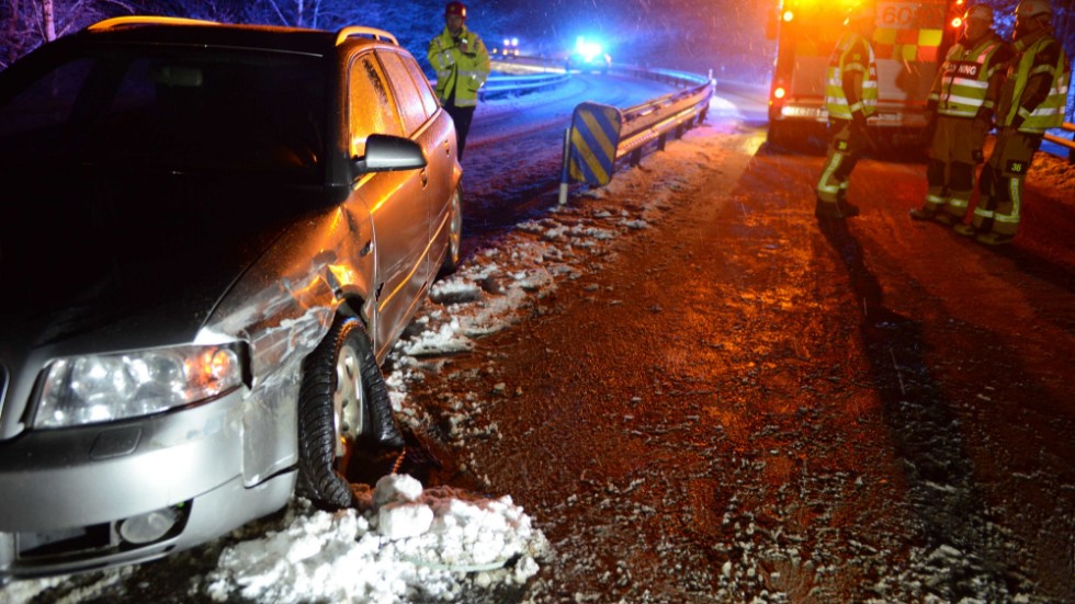 Tre personer befann sig i bilen. Alla kunde ta sig ur bilen.