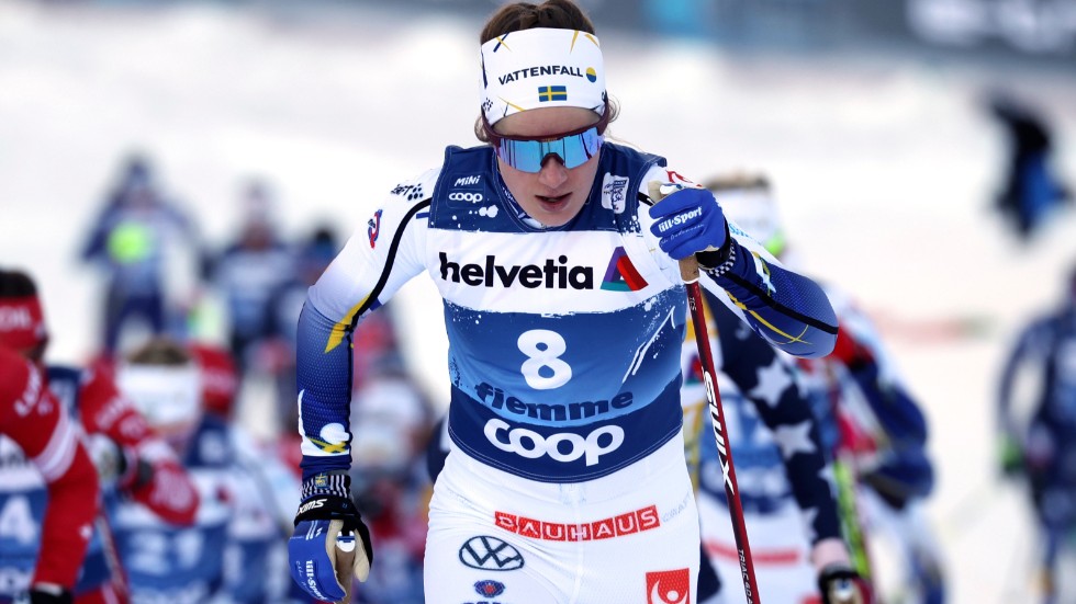Ebba Andersson, här under fredagens masstart i Val di Fiemme, är det enda hoppet om Sverige ska nå en pallplats i Tour de Ski-sammandraget.