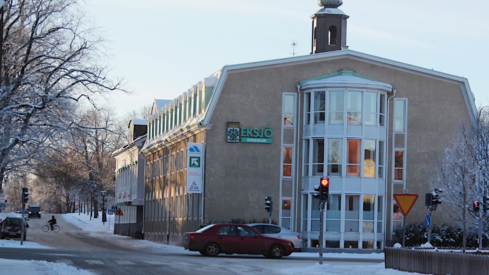 Tidigt på fredagsmorgonen tog sig tjuvar in i stadshuset i Eksjö.